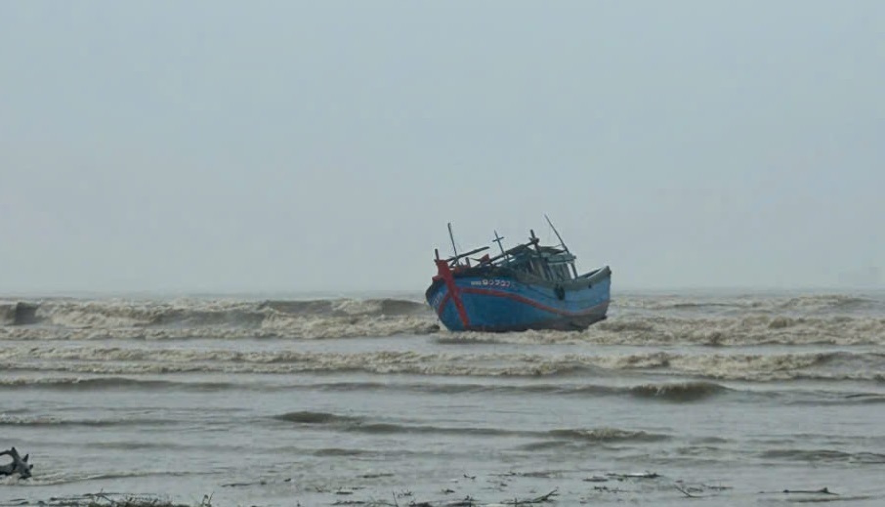 茶蓬河洪水上涨,4艘渔船被冲入沙芹海口
